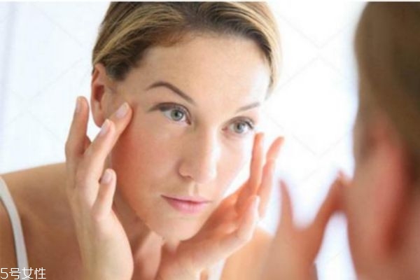 眼睛肿了用热水还是冷水敷,眼睛肿了用热水还是冷水敷眼睛