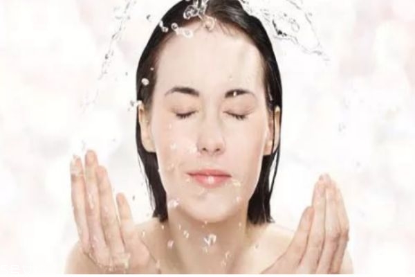 透真面膜有荧光剂吗?透真面膜有激素吗?,面膜会有荧光剂吗