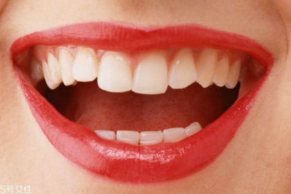 唇膏正确涂抹方式,润唇膏怎么用