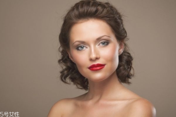 唇膏的正确使用方法,使用唇膏的注意事项