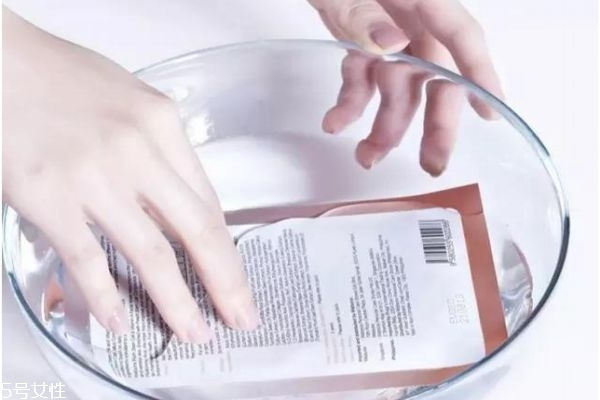 面膜放热水里再敷好吗,面膜敷之前要放热水里面吗? 面膜放热水里再敷好吗,面膜敷之前要放热水里面吗?