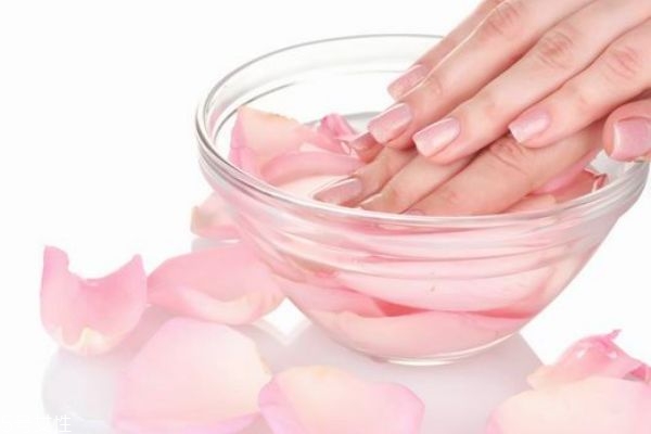 用什么洗手可以让手变白,用什么洗手可以让手变白变细?