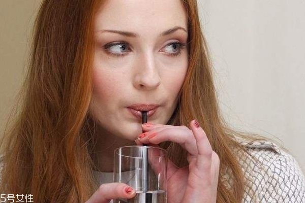 用吸管喝水有什么坏处吗,用吸管喝水的坏处