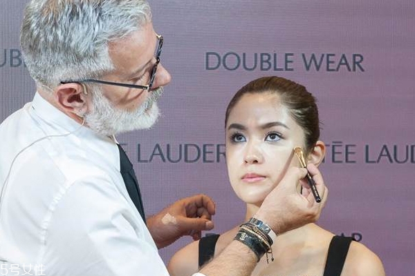 雅诗兰黛小棕瓶能白天用吗,雅诗兰黛小棕瓶精华白天可以用吗