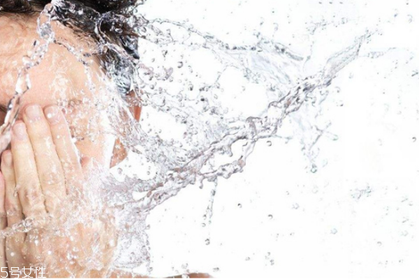 怎样鉴别爽肤水的好坏,鉴别爽肤水好坏的三种方法