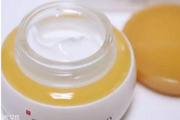 擦面霜还用擦乳液吗,脸上擦了乳液还需要擦面霜吗 擦面霜还用擦乳液吗,脸上擦了乳液还需要擦面霜吗