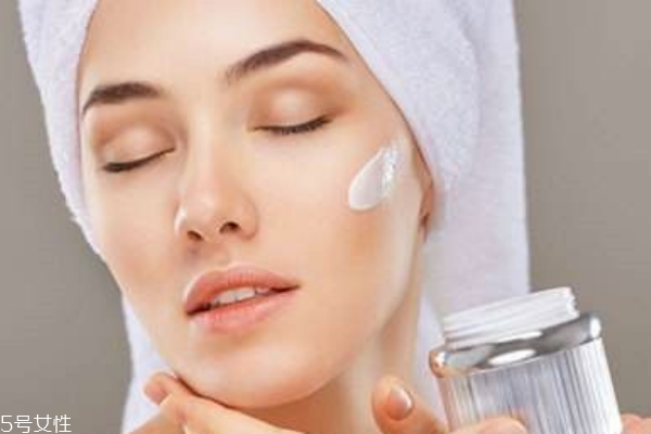 油皮冬天适合的护肤品,油性皮肤冬天用什么护肤品 油皮冬天适合的护肤品,油性皮肤冬天用什么护肤品