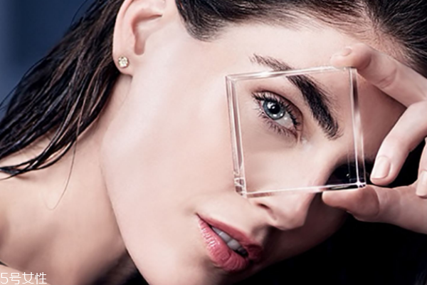 抹眼霜有用吗,正确涂抹眼霜