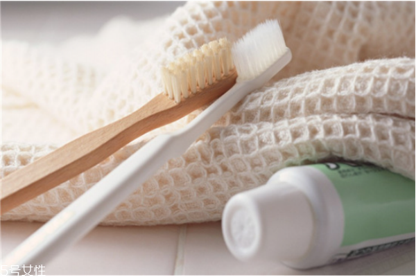 经常用牙膏洗脸好不好,牙膏洗脸能去痘痘吗