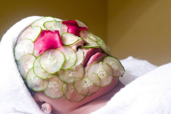 黄瓜敷脸注意事项,黄瓜敷脸的正确方法和好处