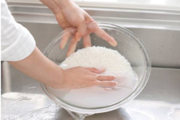 淘米水洗脸有什么功效和作用,用淘米水洗脸的效果