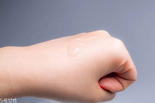 精华液精华乳精华水使用顺序,精华液使用顺序