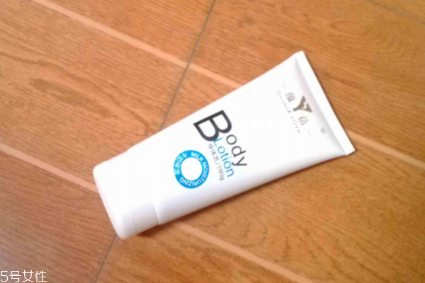 皮肤脱皮紧绷是什么原因,面部皮肤紧绷干燥脱皮