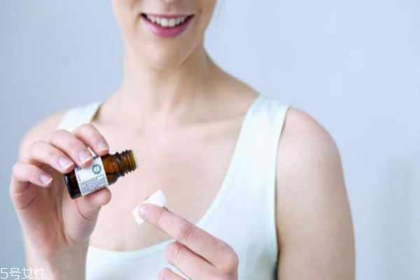 精华液白天用还是晚上用效果好,精华液如何使用