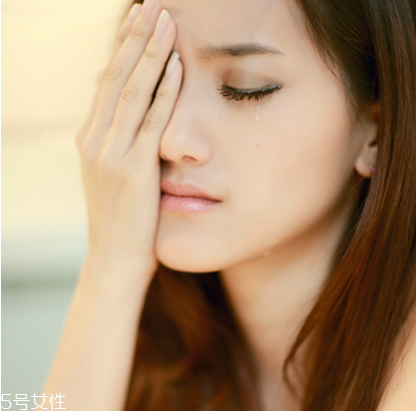 黑眼圈用眼霜有用吗,用了眼霜黑眼圈反而更明显