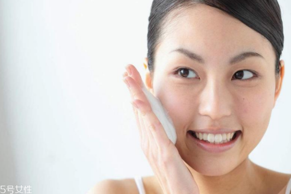 脸色暗黄是什么原因呢,怎么调理呢,脸上皮肤发黄是什么原因