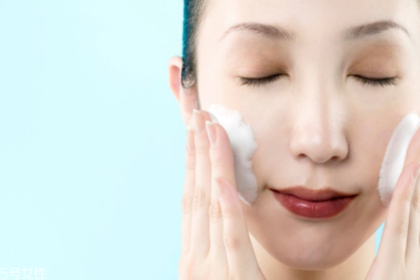 冬天如何洗脸,冬季洗脸的正确方法