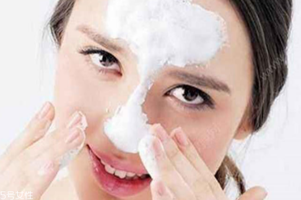 早上用热水洗脸好还是冷水好,早上冷水洗脸好还是热水洗脸好