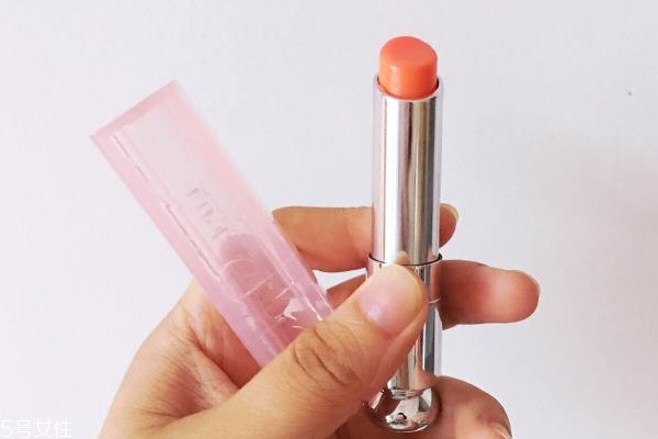 润唇膏的正确使用方法,润唇膏注意事项
