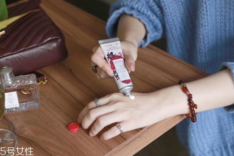 手粗糙是什么原因造成,为什么手很粗糙