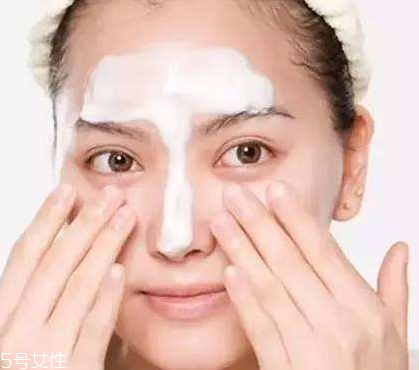 油性皮肤用什么去角质好,油性皮肤去角质对皮肤好还是不好