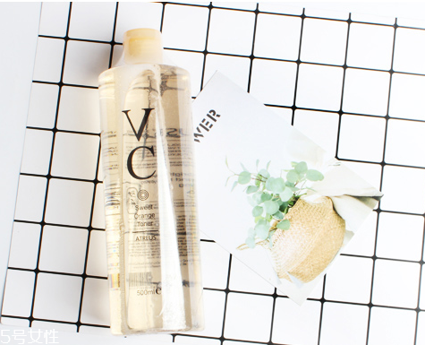 湿敷用水还是用精华,精华水湿敷有什么效果 湿敷用水还是用精华,精华水湿敷有什么效果