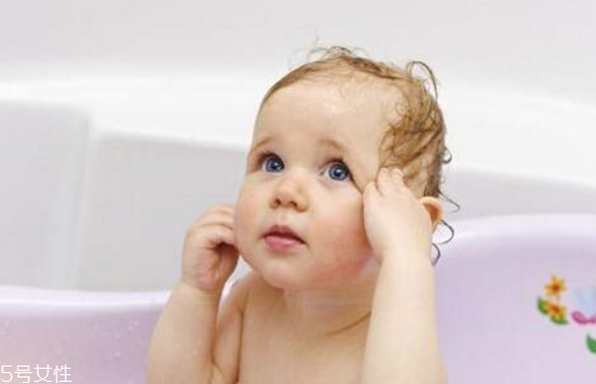 洗澡后皮肤干燥用什么护肤品,洗澡后皮肤干燥怎么办