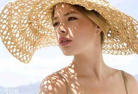 皮肤干燥如何补水,皮肤太干燥补水最好的方法如下