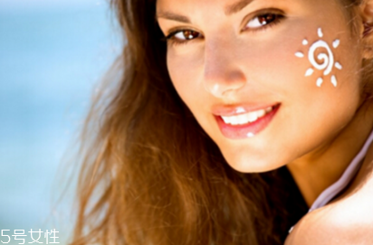 化妆怎么涂防晒霜,怎么涂防晒霜