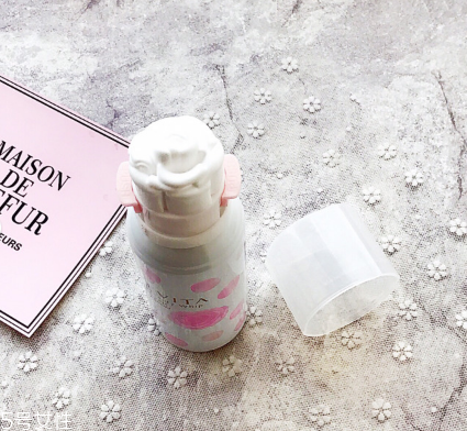 痘痘肌适合用玫瑰的护肤品吗,长痘痘能用玫瑰系列护肤品吗 痘痘肌适合用玫瑰的护肤品吗,长痘痘能用玫瑰系列护肤品吗