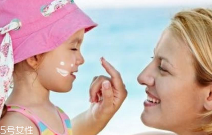 婴儿需要涂防晒霜吗,涂完宝宝霜可以涂防晒霜吗