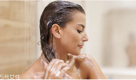 为什么先用护发素再用洗发水,先用护发素再用洗发水头发会顺吗 为什么先用护发素再用洗发水,先用护发素再用洗发水头发会顺吗