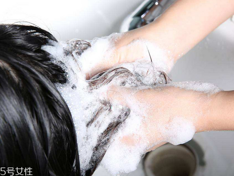 护发素抹在发梢不洗可以吗,护发素用在发根还是发梢