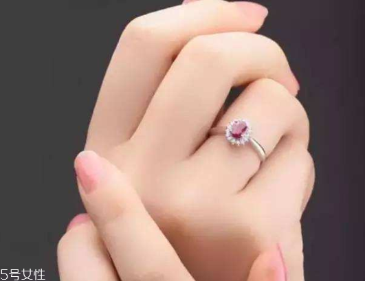 婴儿手比脸白怎么回事,手比脸白怎么回事