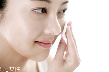 化妆水怎么用拍还是擦,为什么化妆水要拍打吸收