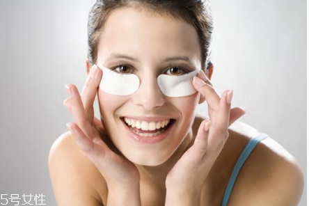 敷眼膜前需要涂眼霜吗,贴眼膜之前要不要抹眼霜