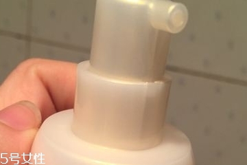 晚上用乳液会不会堵塞毛孔,晚上抹水乳会堵塞毛孔吗 晚上用乳液会不会堵塞毛孔,晚上抹水乳会堵塞毛孔吗