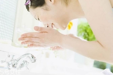 油性皮肤多洗脸好吗,油性皮肤经常洗脸好吗