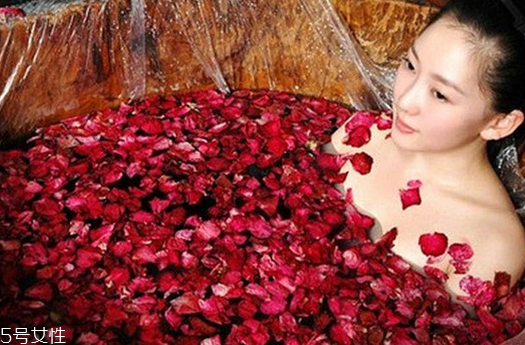 用什么泡澡可以美白,泡澡放什么可以美白皮肤