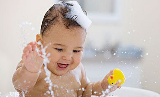 香皂和沐浴露哪个好,沐浴露洗澡好还是香皂洗澡好 香皂和沐浴露哪个好,沐浴露洗澡好还是香皂洗澡好