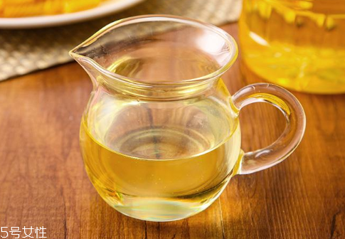 葵花籽油对皮肤的作用,葵花籽油对皮肤的功效和作用 葵花籽油对皮肤的作用,葵花籽油对皮肤的功效和作用