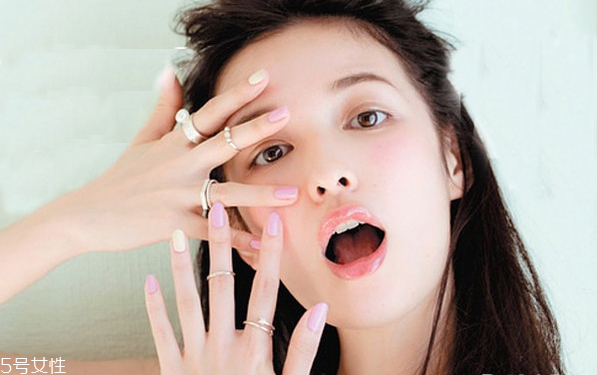 嘴唇干燥是什么原因引起的,口腔嘴唇干燥的原因是什么? 嘴唇干燥是什么原因引起的,口腔嘴唇干燥的原因是什么?