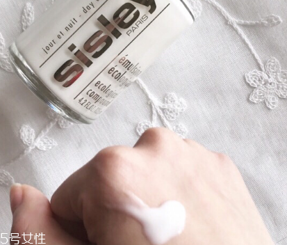 晚上用面霜好还是乳液好,擦晚霜前要擦乳液吗