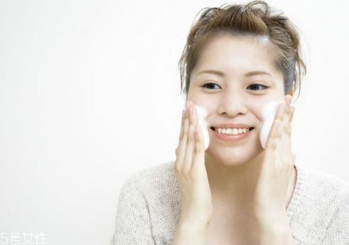 晚上可以不洗洗面奶吗,晚上可以不用洗面奶吗