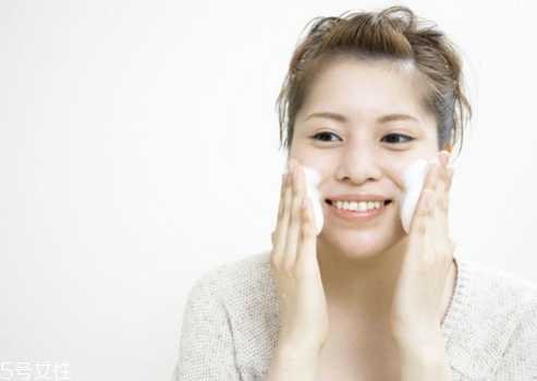 洗面奶的注意事项,洗完洗面奶后要擦什么 洗面奶的注意事项,洗完洗面奶后要擦什么