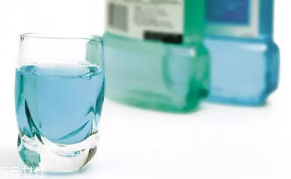 漱口水好还是牙膏好,牙膏和漱口水哪个好