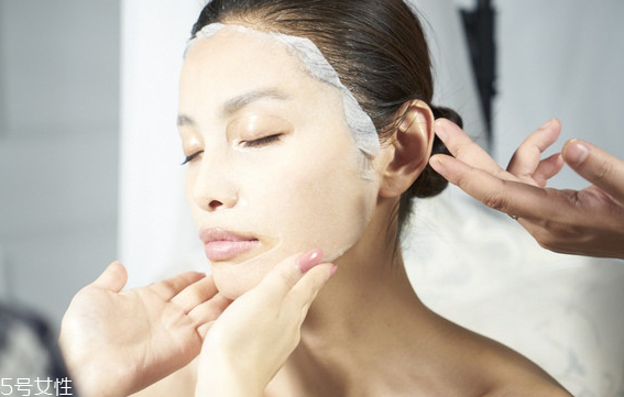 闭口粉刺能敷面膜吗,闭口可以敷面膜吗