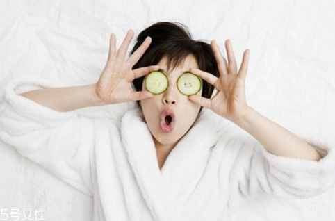 把黄瓜贴在脸上有什么用,黄瓜片怎样贴脸效果好
