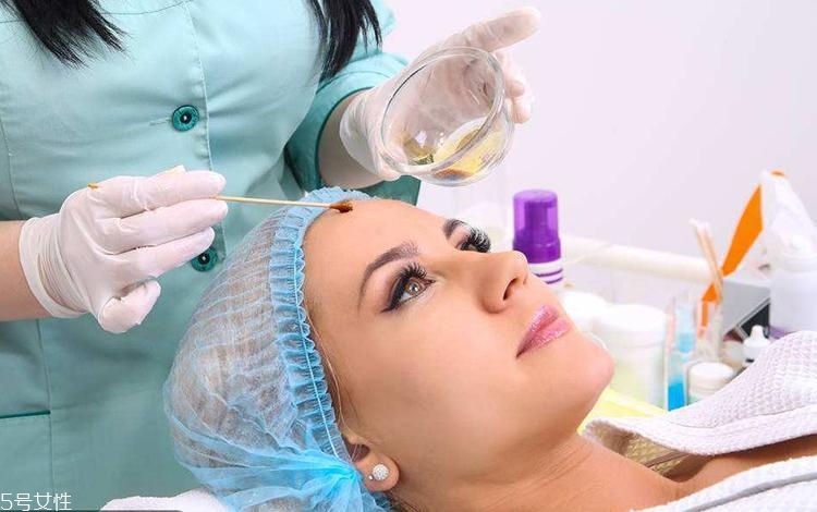 脸上有坑用什么化妆品遮掩,脸上坑坑洼洼用什么护肤品