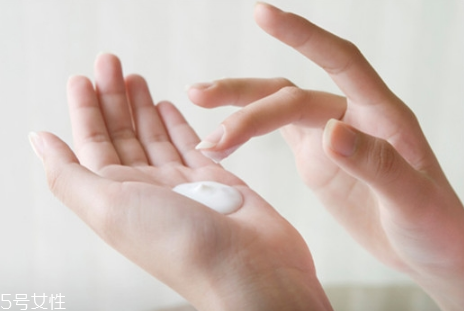 晚上用护手霜好吗,晚上睡觉擦护手霜好吗 晚上用护手霜好吗,晚上睡觉擦护手霜好吗